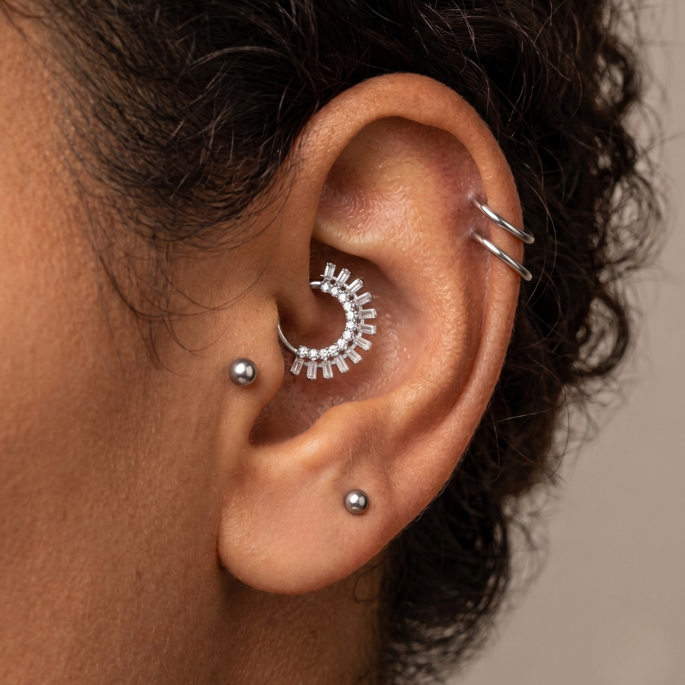 Modell „Titan Clicker Segmented Sparkle Cubic Zirconia“.