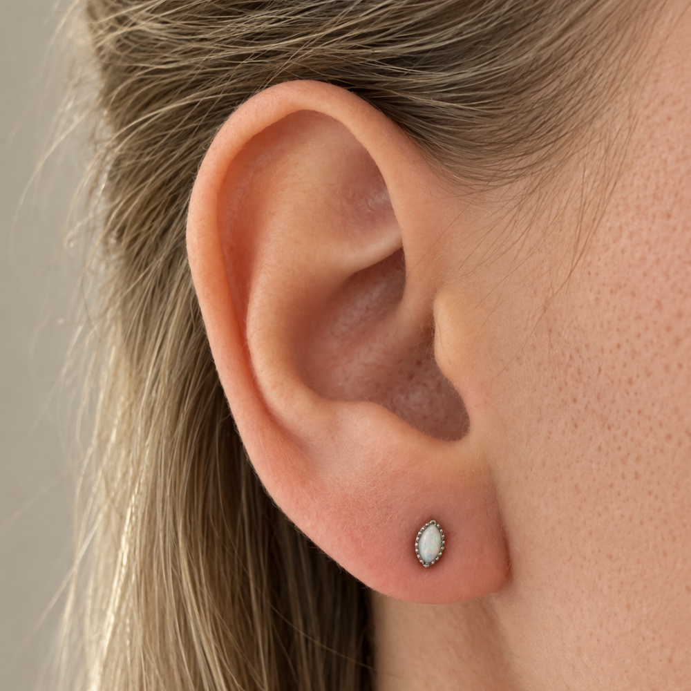 Titan-Labret, dekorativer ovaler Opal am Ohr