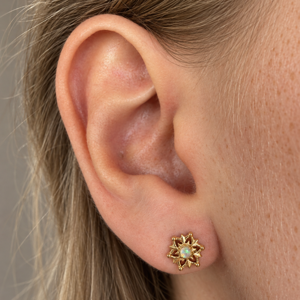 Labret en titane avec fleur étalée décorative sur l'oreille