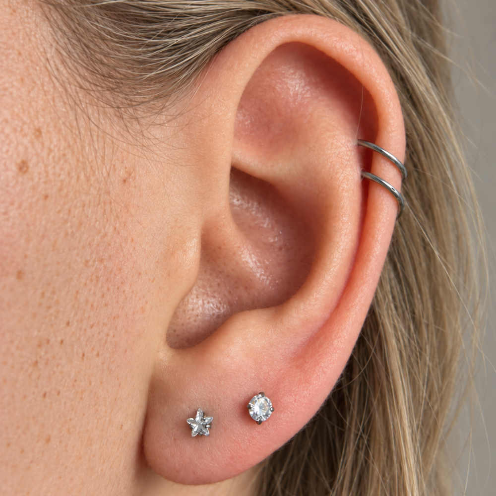 Labret avec une étoile et des zircons cubiques sur l'oreille